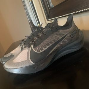 Nike Zoom Gravity - Men’s Running Shoes - Size 11 - Gray and Black